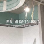 Монтаж потолка над шкафами кухни