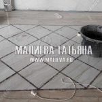 Панно из белой плитки и темной мозайки