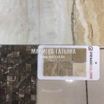 Сочетание темной и светлой мозайки с напольной плиткой в кухне