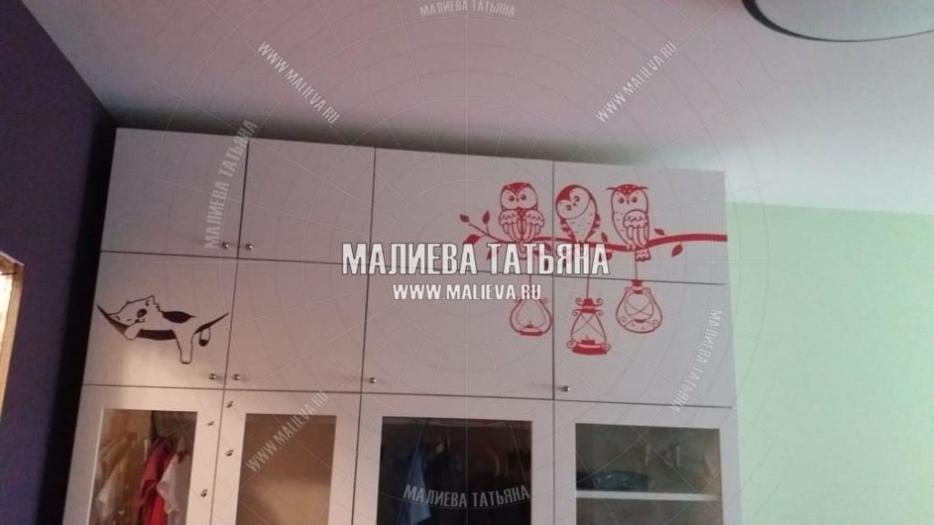 Шкаф в детскую комнату и обклейка животными дизайн Малиевой Татьяны Москва 2019